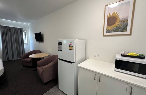 Mayfield West Hotel | Travellers Motor Village