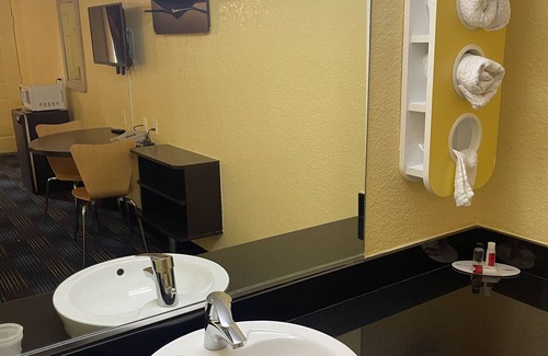 Benton Harbor Hotel | Travelodge by Wyndham Benton Harbor MI