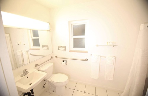 Magnolia Park Hotel | Travelodge by Wyndham Burbank-Glendale