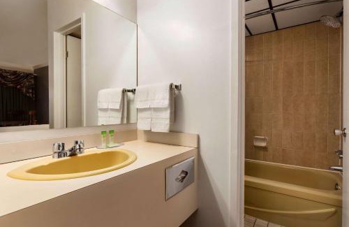 Baie Comeau Hotel | Travelodge by Wyndham Baie Comeau