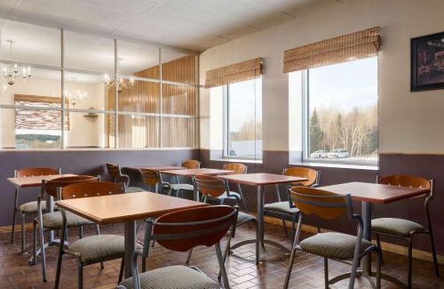 Baie Comeau Hotel | Travelodge by Wyndham Baie Comeau