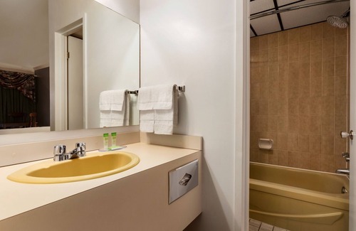 Baie Comeau Hotel | Travelodge by Wyndham Baie-Comeau