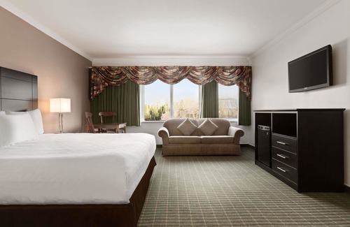 Baie Comeau Hotel | Travelodge by Wyndham Baie-Comeau