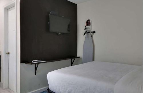 Calhoun Hotel | Travelodge by Wyndham Calhoun South I-75