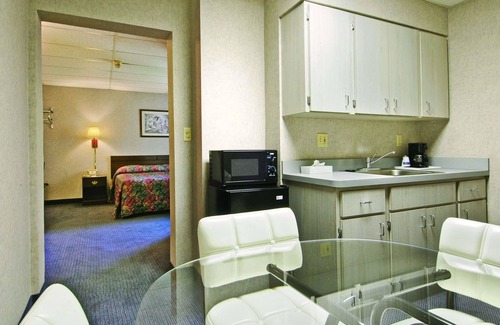 Lakewood Hotel | Travelodge by Wyndham Cleveland Lakewood