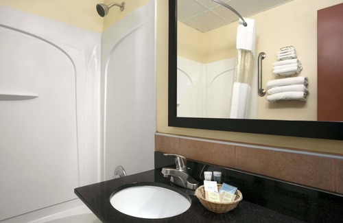 Lakewood Hotel | Travelodge by Wyndham Cleveland Lakewood