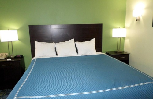 Lakewood Hotel | Travelodge by Wyndham Cleveland Lakewood