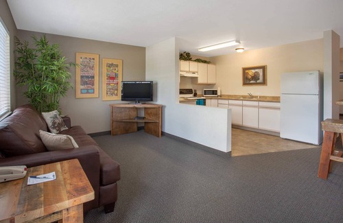 Gardiner Hotel | Travelodge by Wyndham Gardiner Yellowstone Park North