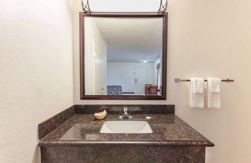 Hemet Hotel | Travelodge by Wyndham Hemet CA