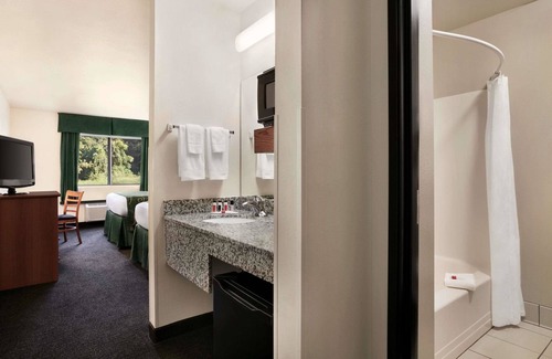 Low Moor Hotel | Travelodge by Wyndham Low Moor Near Covington