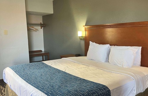 Terre Haute Hotel | Travelodge by Wyndham Terre Haute