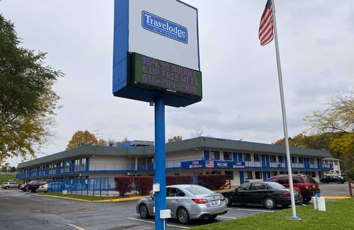 Alpine Center Hotel | Travelodge by Wyndham Grand Rapids North