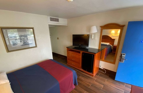 Alpine Center Hotel | Travelodge by Wyndham Grand Rapids North