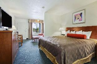Anaheim Resort Hotel | Travelodge Inn & Suites by Wyndham Anaheim on Disneyland Dr