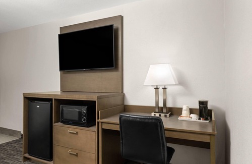 Anaheim Resort Hotel | Travelodge Inn & Suites by Wyndham Anaheim on Disneyland Dr