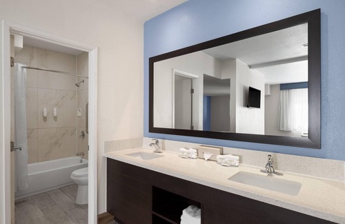 Anaheim Resort Hotel | Travelodge Inn & Suites by Wyndham Anaheim on Disneyland Dr