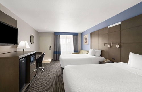 Anaheim Resort Hotel | Travelodge Inn & Suites by Wyndham Anaheim on Disneyland Dr