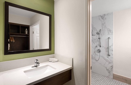 Anaheim Resort Hotel | Travelodge Inn & Suites by Wyndham Anaheim on Disneyland Dr