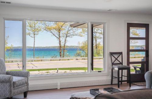 Greilickville House | Traverse City Elmwood Ranch - Dog Friendly