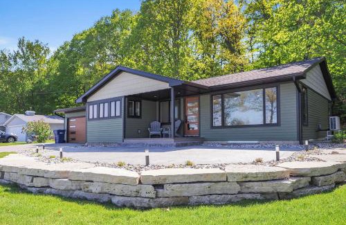 Greilickville House | Traverse City Elmwood Ranch - Dog Friendly