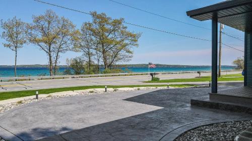 Greilickville House | Traverse City Elmwood Ranch - Dog Friendly