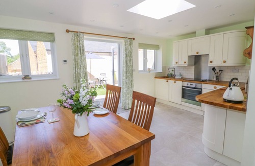 Sibford Gower Cottage | TREACLE COTTAGE, pet friendly, luxury holiday cottage in Tysoe