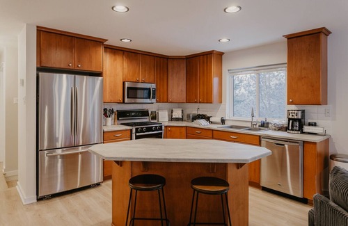 West Kelowna Estates House | Tree House | West Kelowna | 4 Bed & 2 Bath | Furnished