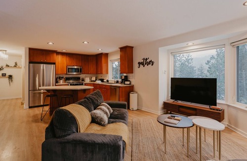 West Kelowna Estates House | Tree House | West Kelowna | 4 Bed & 2 Bath | Furnished