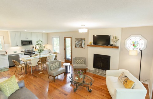 Weaverville House | TREE LoFT! 15 Min to Ashvlle, Cozy Gas FIREPLACE, Wrap-around DECK, Great WiFI