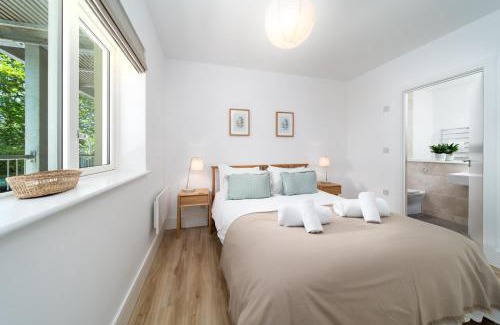 Lynmouth Apartment | Tree Top - Perfect Apartment For Relaxing Getaway, Balcony, Parking
