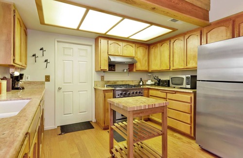 Upper Moonridge Cabin | Tree TOP Views #2060