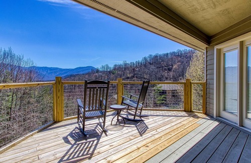Chalet Village House | Tree Tops by HoneyBear Cabins