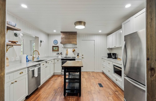 Highlands Hills House | Tree Tops Cottage/Family Friendly/2 miles to Old Edwards