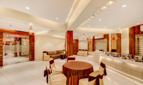 Block E Hotel | Treebo Radhe Palace, Lake Town