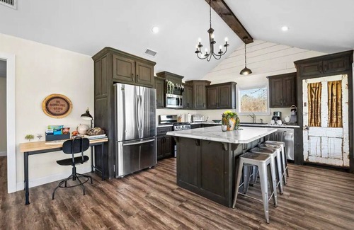 Golden Cabin | Treehouse | 5 Acres | Hot Tub | Pet-Friendly