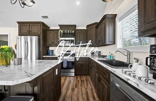 Golden Cabin | Treehouse | 5 Acres | Hot Tub | Pet-Friendly