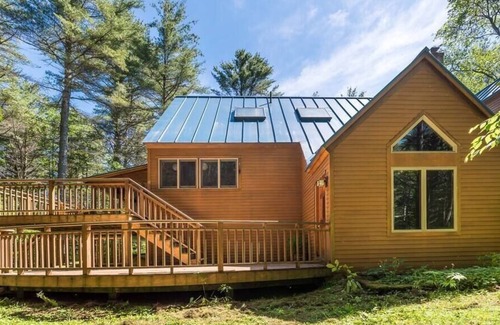 North Egremont House | TreeHouse: Berkshires chalet in sun-dappled forest