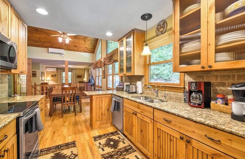 Waynesville Cabin | Treehouse Escape -Hot Tub, Amazing Views