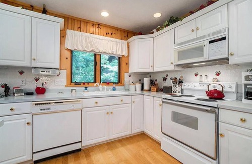 Frankfort House | Treehouse feel, sleeps 10! Near Crystal Lake’s South Shore public beach and CSA.