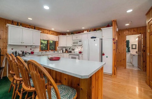 Frankfort House | Treehouse feel, sleeps 10! Near Crystal Lake’s South Shore public beach and CSA.