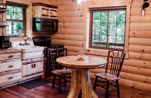 Millersburg Cabin | Treehouse Getaway with Hot Tub @ Cricket Hill