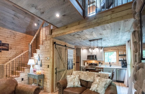 Franklin Cabin | Treehouse, Hot Tub, Creekfront, Starlink Wi-Fi, Firepit