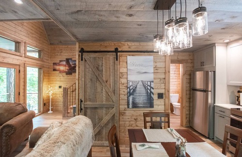 Franklin Cabin | Treehouse, Hot Tub, Creekfront, Starlink Wi-Fi, Firepit