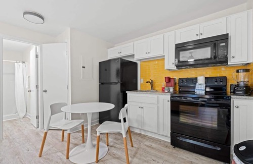 Ash Apartment | TreeHouse Lodge, Walk to Beach, Pet-Friendly 302