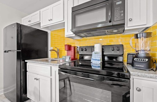 Ash Apartment | TreeHouse Lodge, Walk to Beach, Pet-Friendly 302