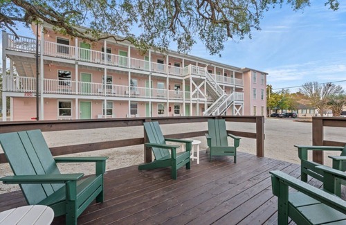 Ash Apartment | TreeHouse Lodge, Walk to Beach, Pet-Friendly 302