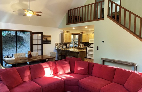 Cedar Glen House | Treehouse Lodge- A quiet hilltop creative retreat, minutes from the lake.
