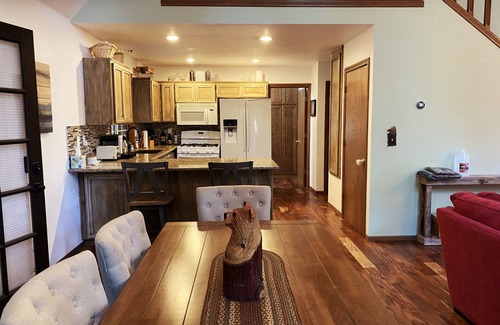Cedar Glen House | Treehouse Lodge- A quiet hilltop creative retreat, minutes from the lake.