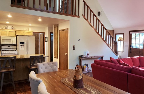 Cedar Glen House | Treehouse Lodge- A quiet hilltop creative retreat, minutes from the lake.