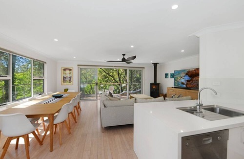 Macmasters Beach House | Treehouse on Stone - Large Family Home